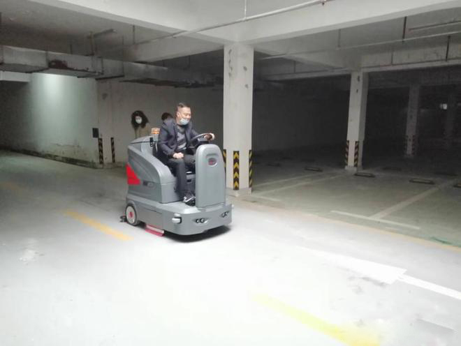 六安小区物业保洁不用人力改用驾驶式洗地机了